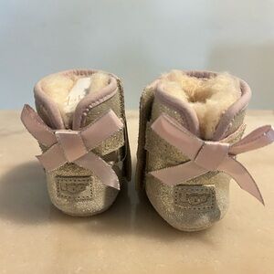 UGG Jesse Bow in the Glitter/Shimmer 0/1 (0-6 months) NWOT